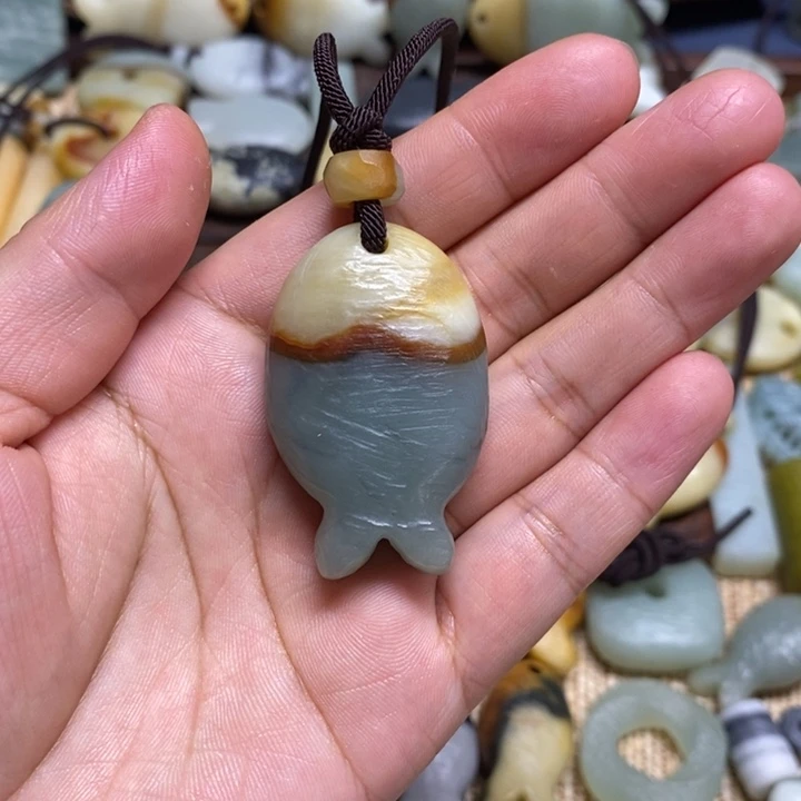 如***3蛇纹石玉未镶嵌颈饰