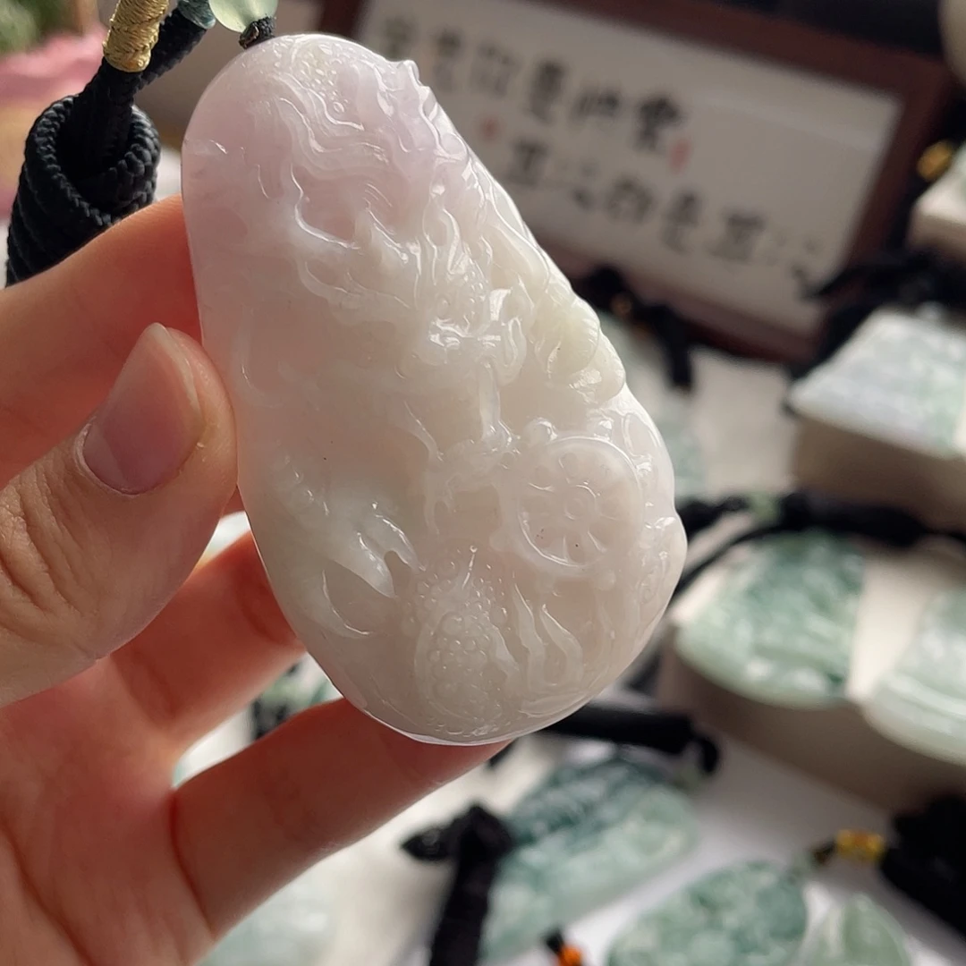 翡翠未镶嵌颈饰龙