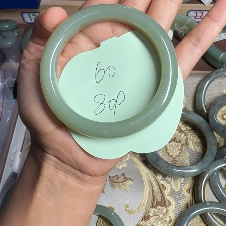 和田玉未镶嵌手镯