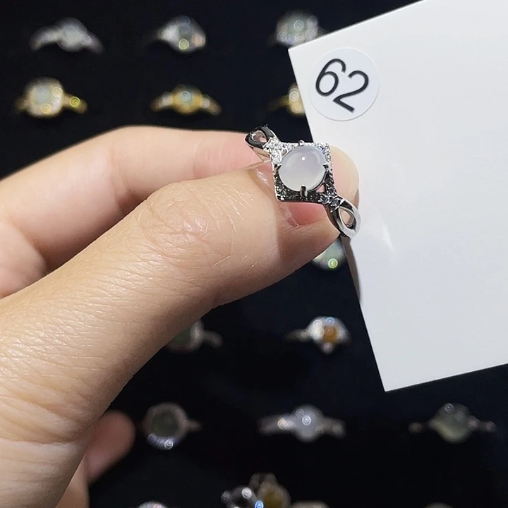 翡翠未镶嵌颈饰戒指