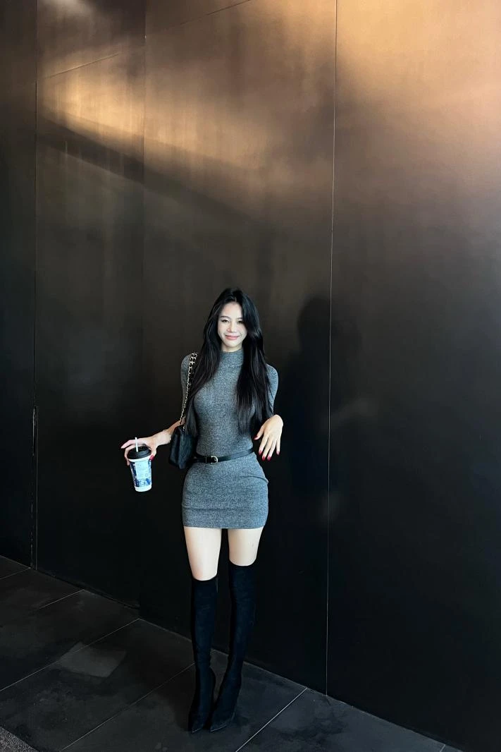 御姐辣妹气质包臀裙女春季新款半高领半袖毛织紧身连衣包臀短裙女