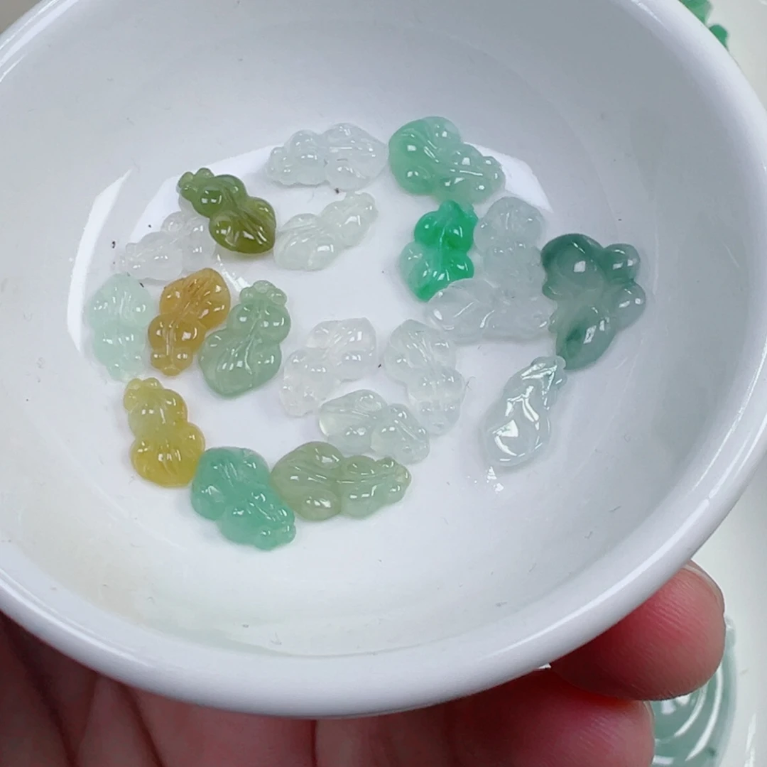 翡翠散珠金鱼一条