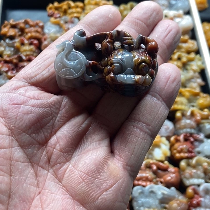 石英质玉（黄龙玉）未镶嵌颈饰