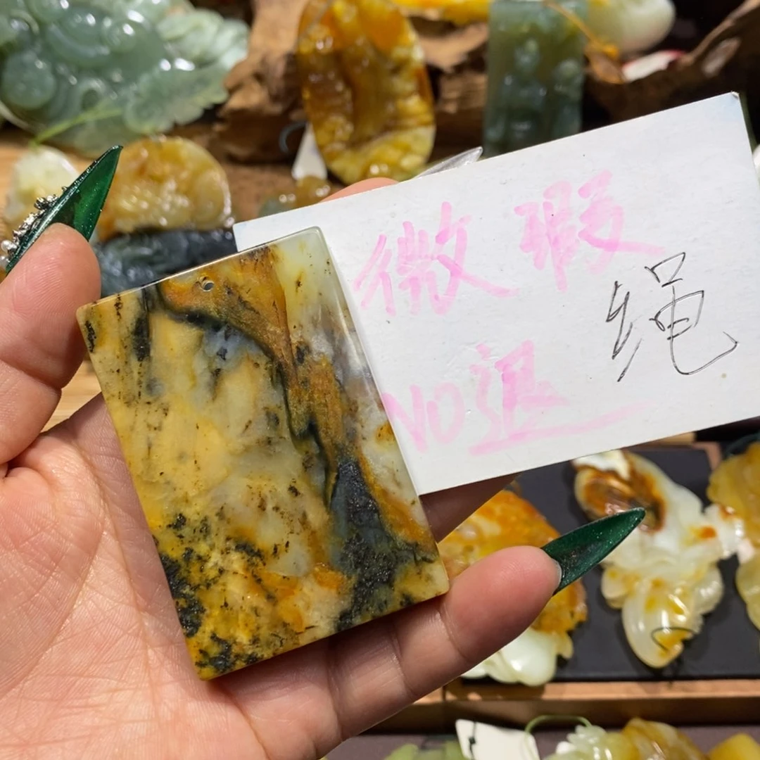 蛇纹石玉颈饰未镶嵌