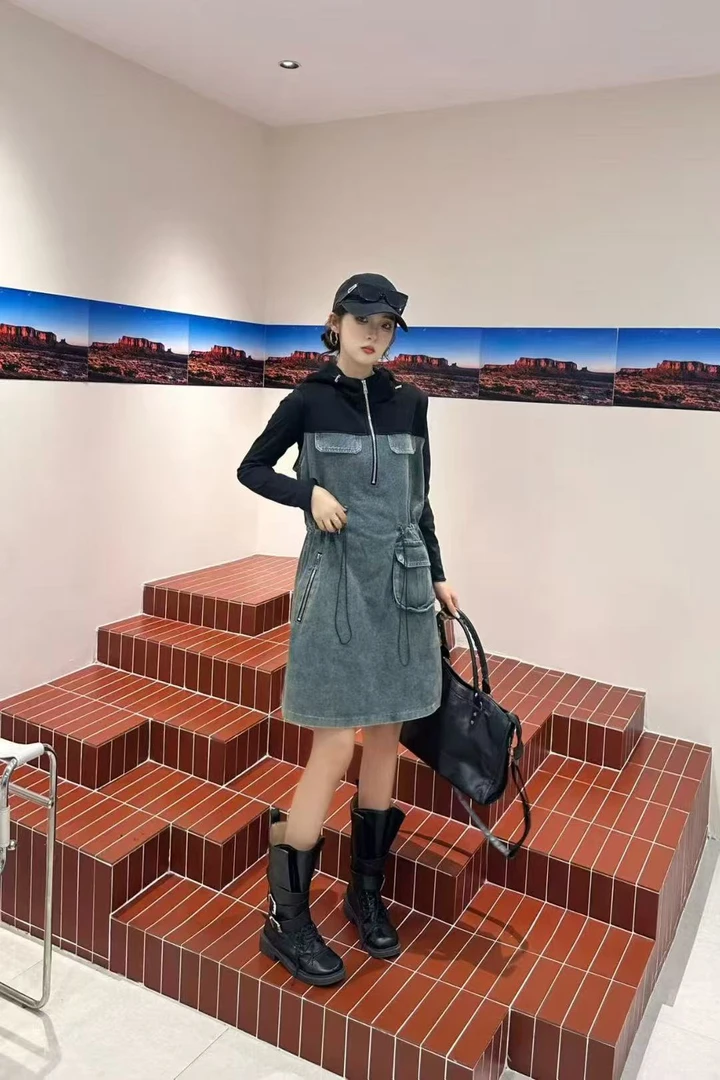 2025新款时尚洋气牛仔拼接设计感高领运动显瘦时尚拉链连衣裙8292