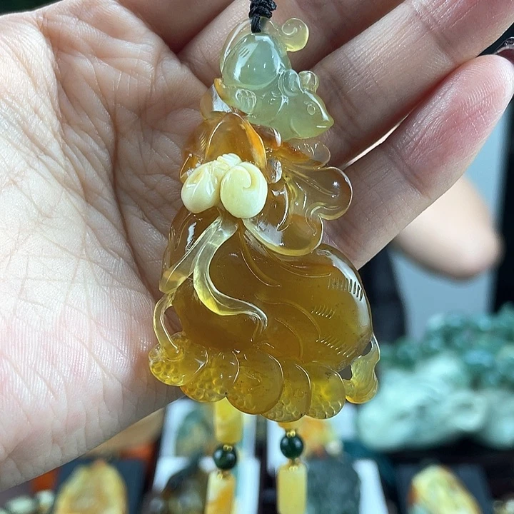 蛇纹石玉颈饰未镶嵌