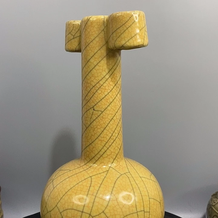 哥窑贯耳瓶造型美观