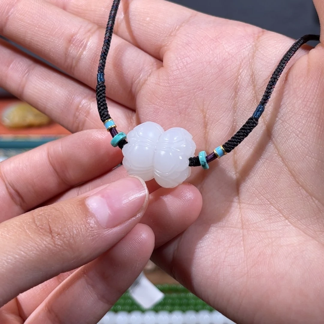 和田玉颈饰未镶嵌并蒂莲