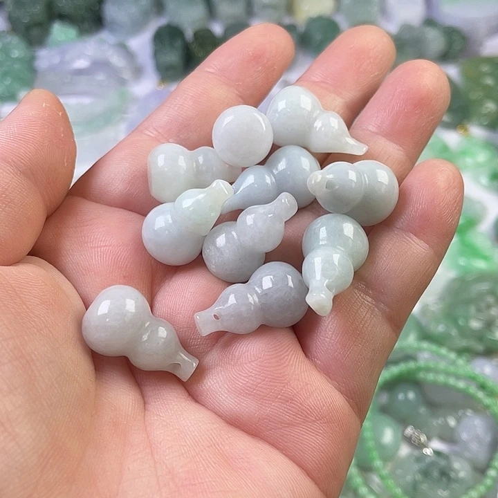 翡翠未镶嵌颈饰葫芦