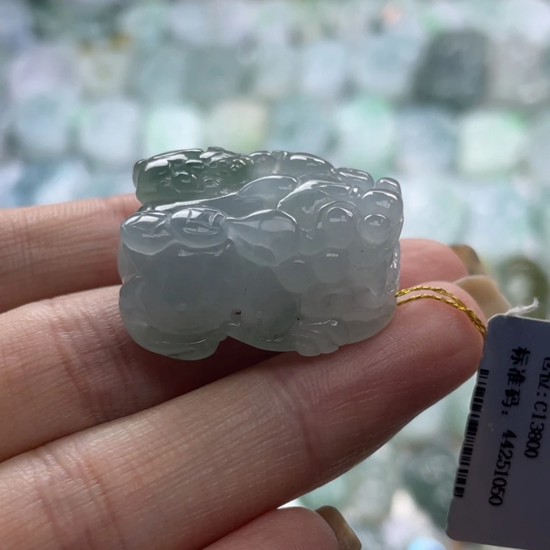 翡翠未镶嵌颈饰貔貅