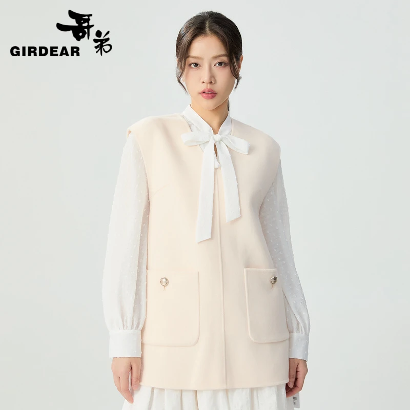 GIRDEAR/哥弟秋冬新V领白色气质减龄宽松无袖套头造型马甲1300960