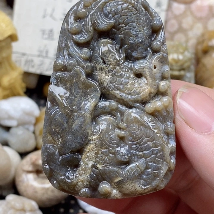 颈饰未镶嵌硅化珊瑚（珊瑚玉）有瑕