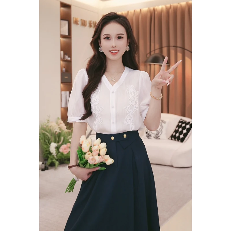法式复古V领气质显瘦设计感衬衫2025夏季新款时尚百搭显瘦上衣