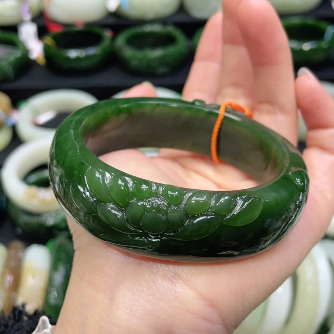 未镶嵌手镯和田玉42。   圈口62