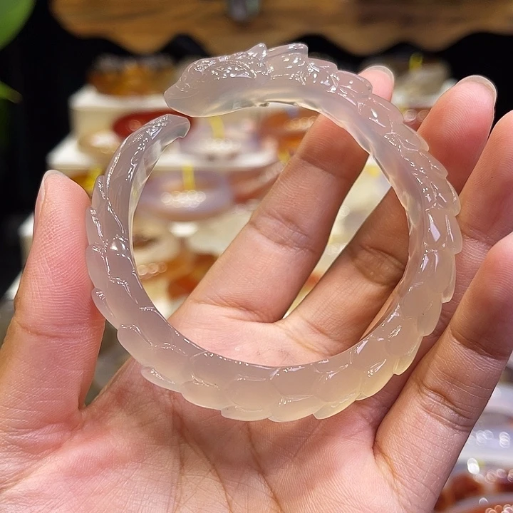 辣****玛瑙/玉髓手镯未镶嵌