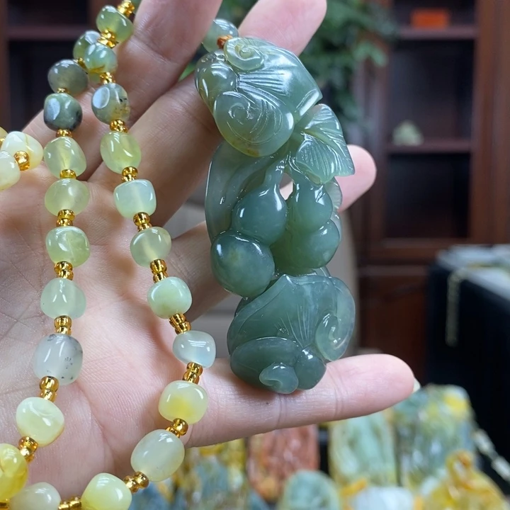 未镶嵌蛇纹石玉颈饰