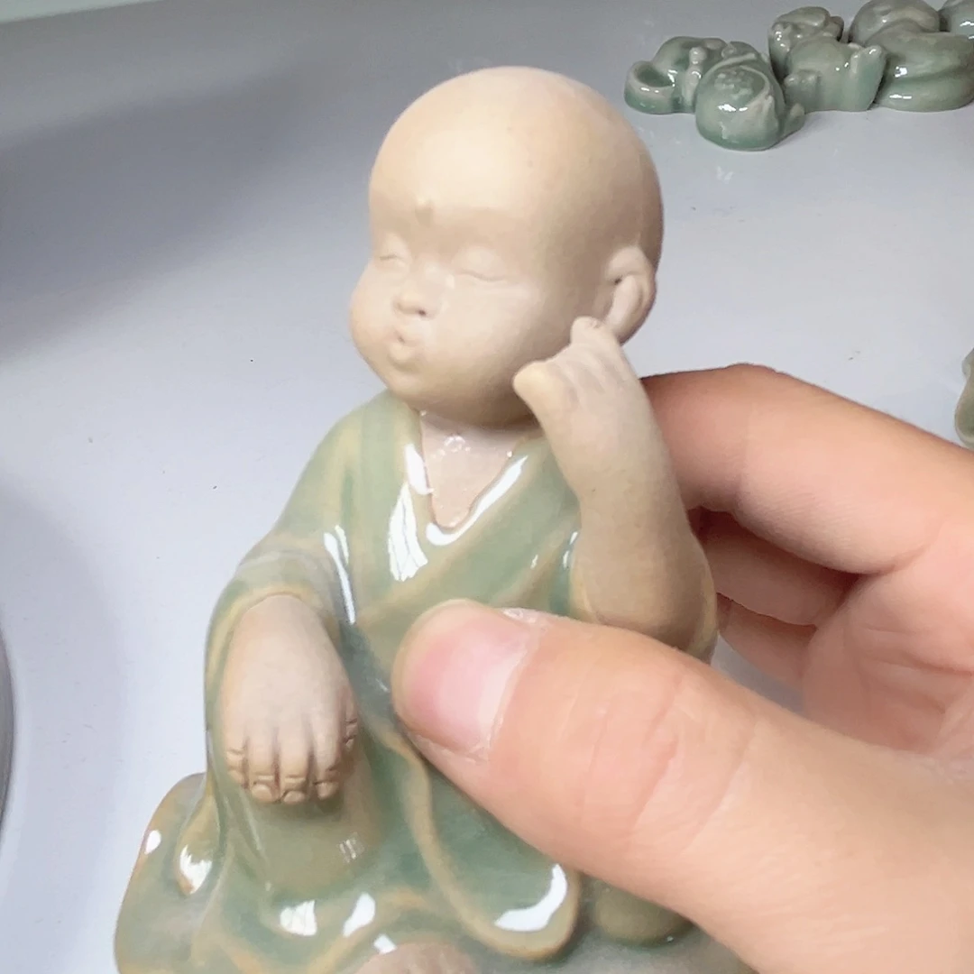 瓷微瑕小和尚一只