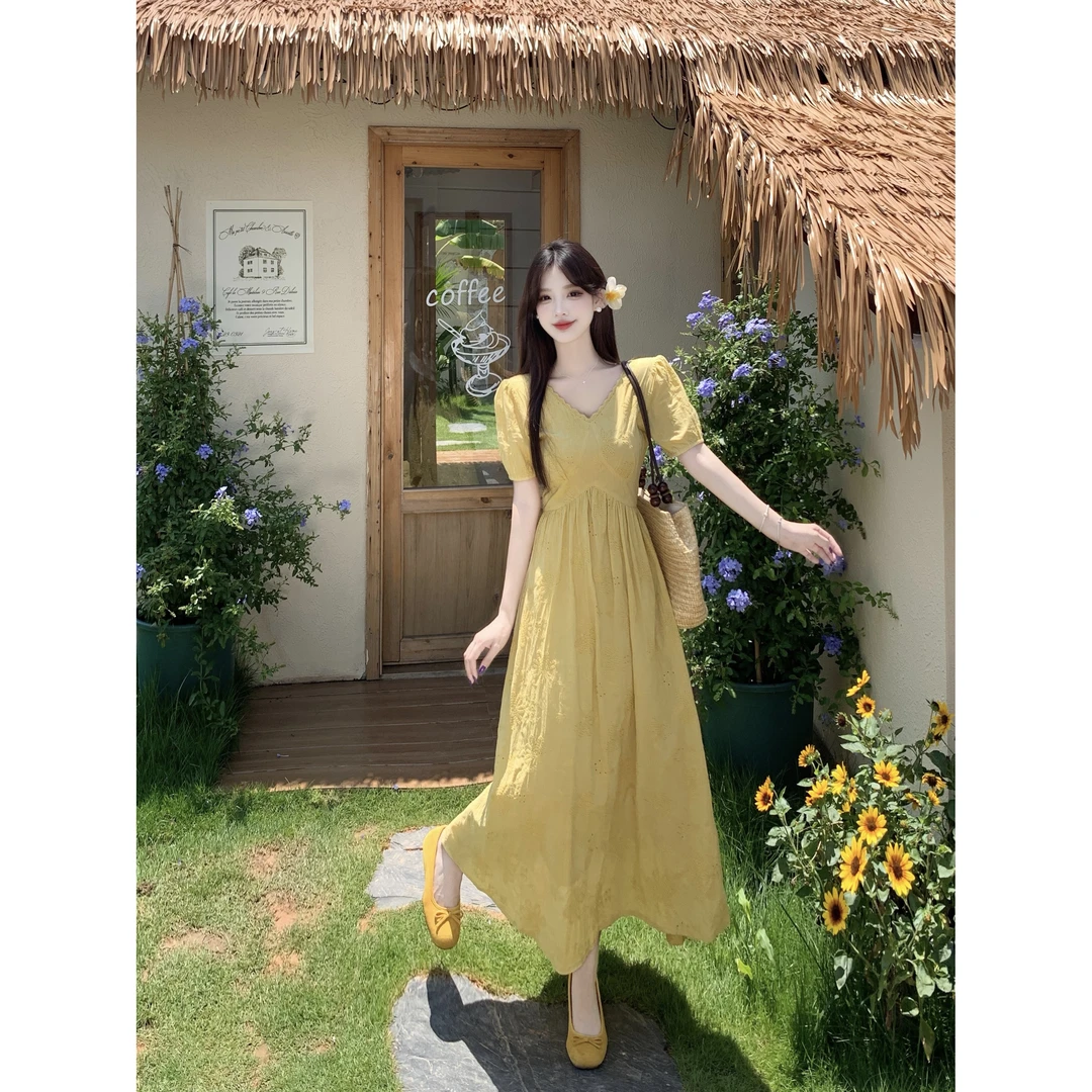 大码夏季上新阳光女孩领刺绣镂空花花海边度假气质高腰连衣裙女