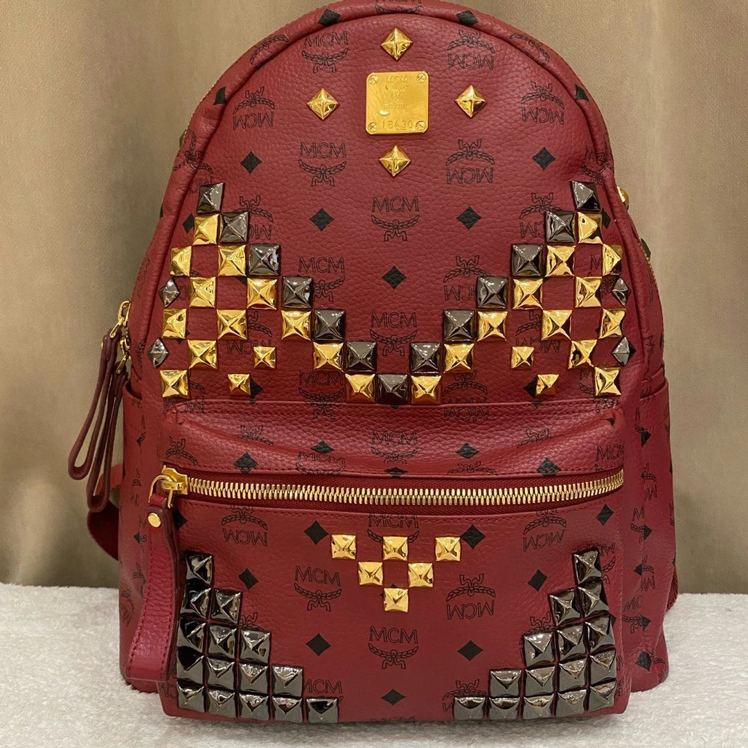 95新 MCM 暗红色 铆钉双肩包， 中号，颜色醒目又耐看，超大容量