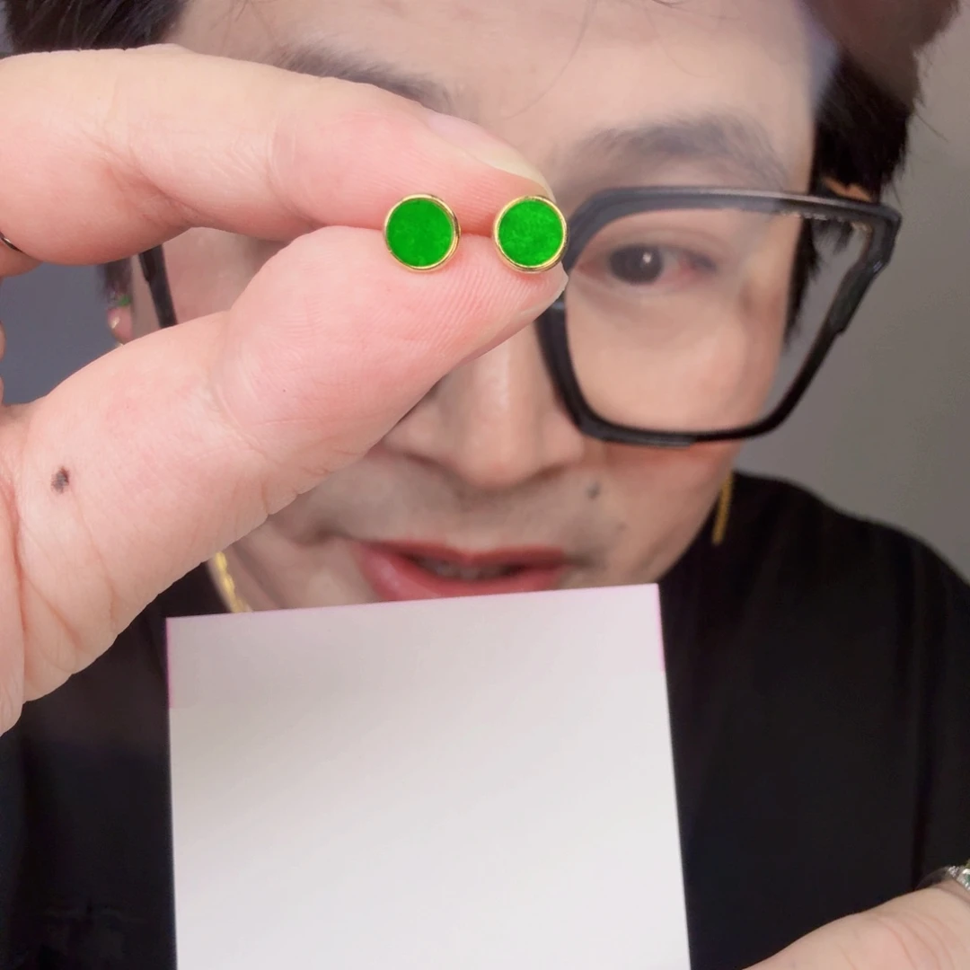 翡翠未镶嵌颈饰一对