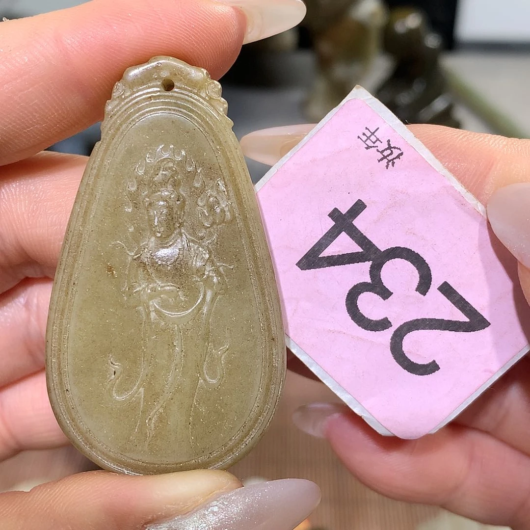 颈饰未镶嵌和田玉乔****?