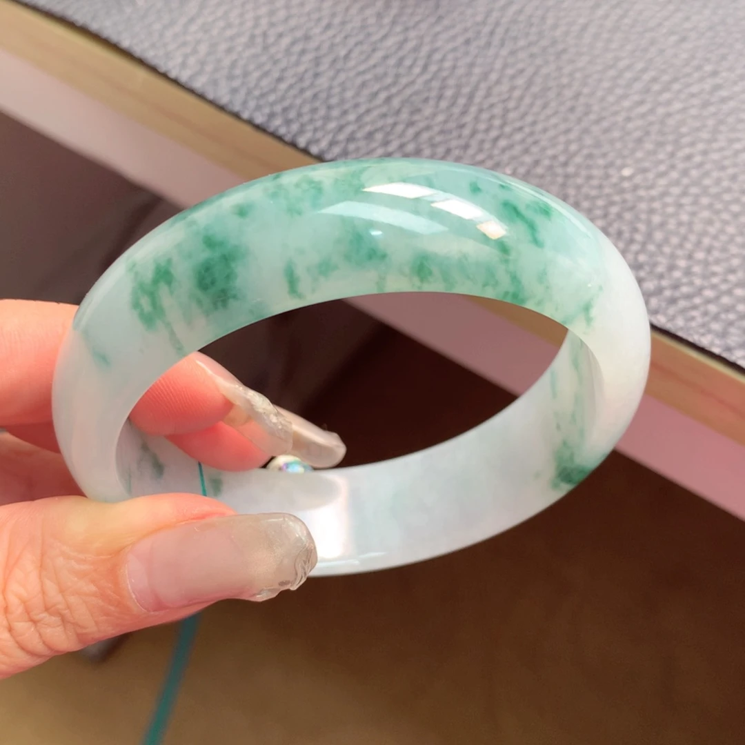 翡翠手镯未镶嵌缅甸