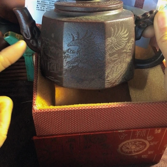 紫砂茶壶原矿泥料手工制作紫砂壶。