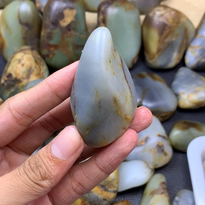 和田玉未镶嵌颈饰上**筋