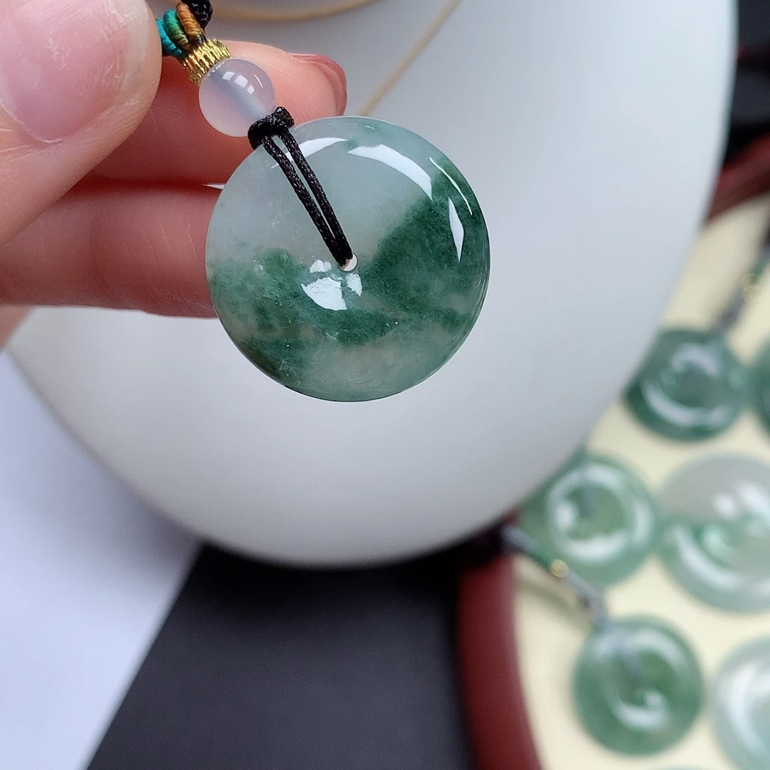 翡翠颈饰未镶嵌平安扣