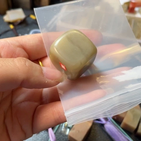 笑***间伊犁石印石瑕疵品一枚2.5