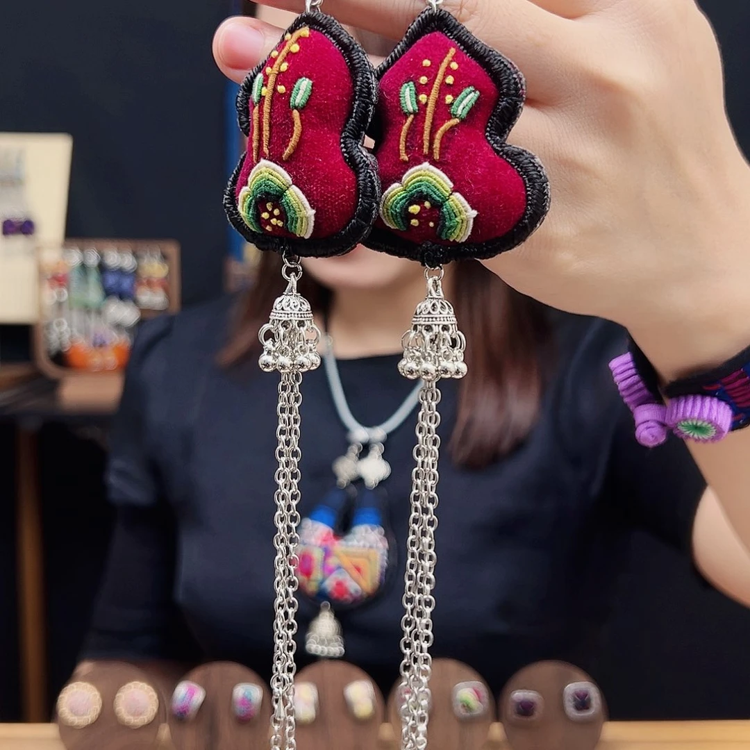 刺绣非遗手工饰品