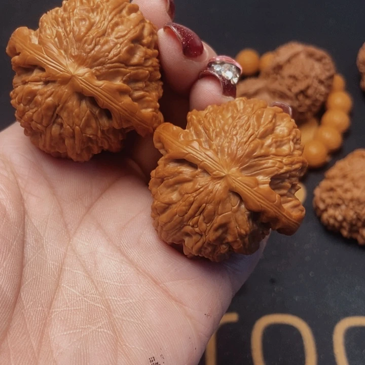 文玩核桃吊坠白狮子头44