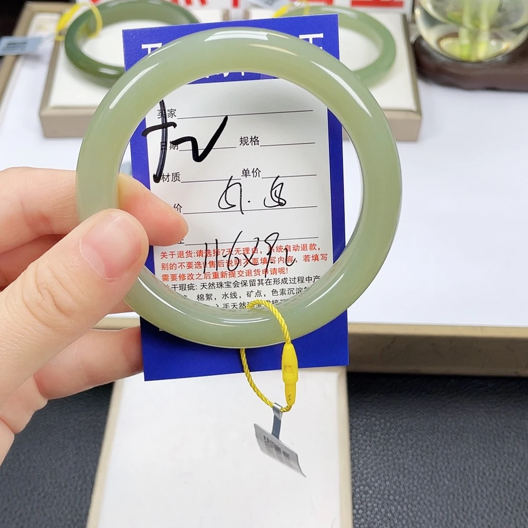 爱***丹和田玉手镯未镶嵌