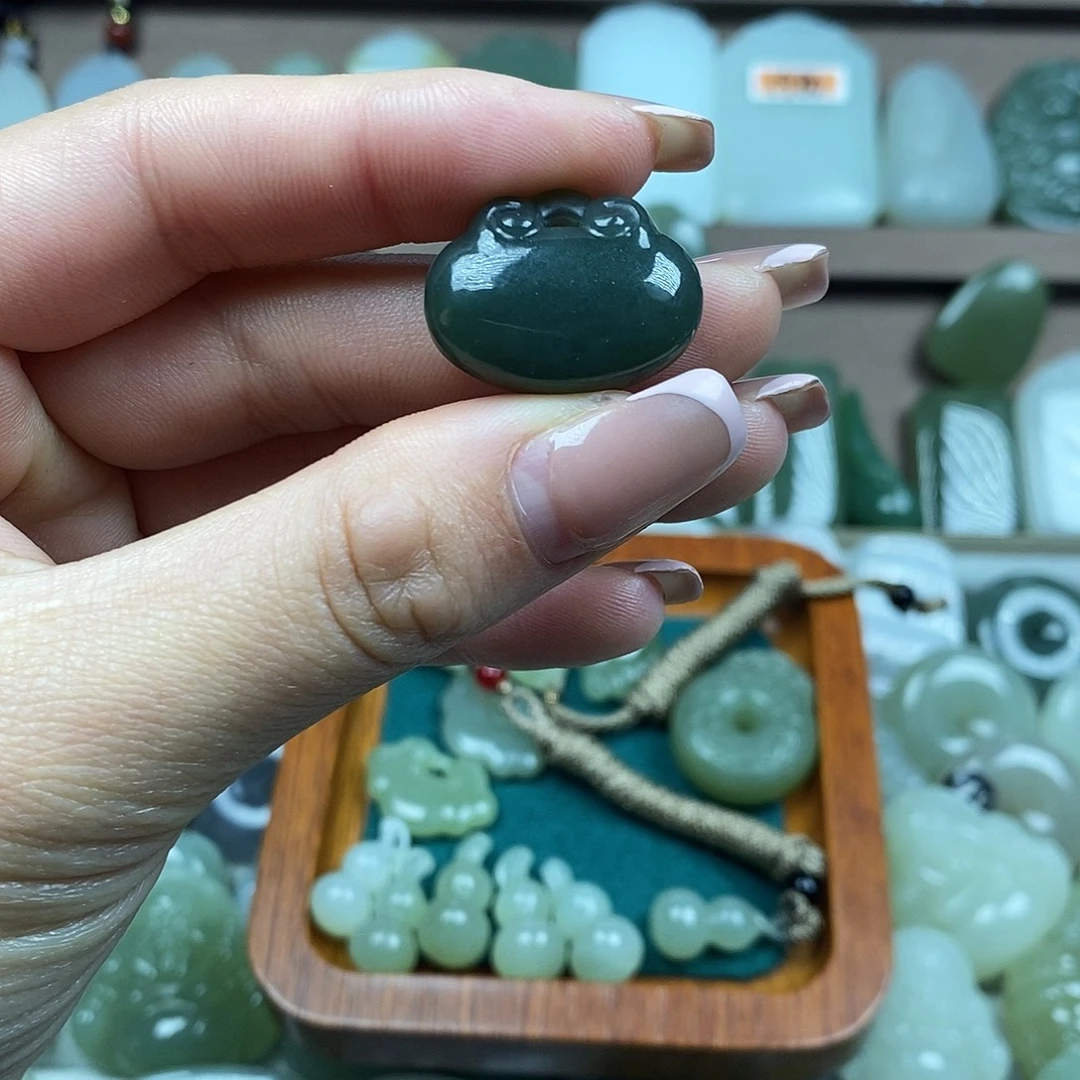 和田玉未镶嵌颈饰福袋