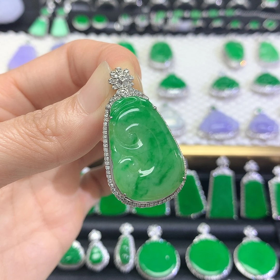 颈饰18K金镶嵌翡翠吊坠