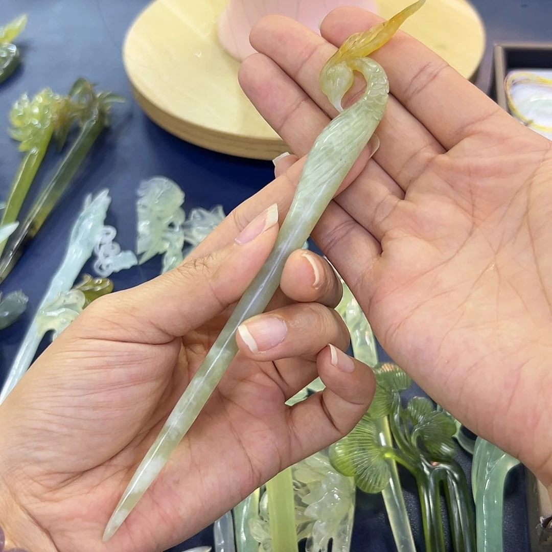 蛇纹石玉未镶嵌凤头蜜*