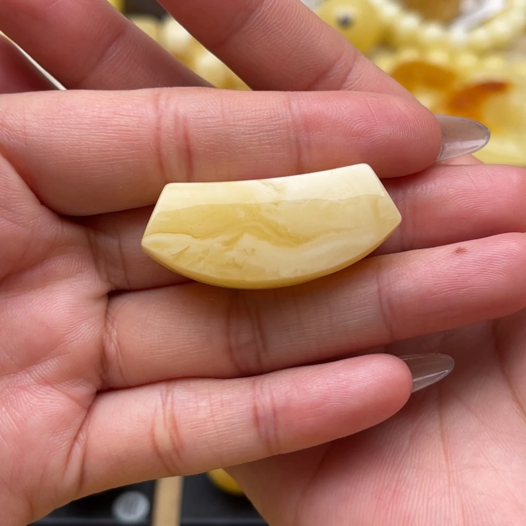 琥珀未镶嵌裸石蜜蜡吊坠笑