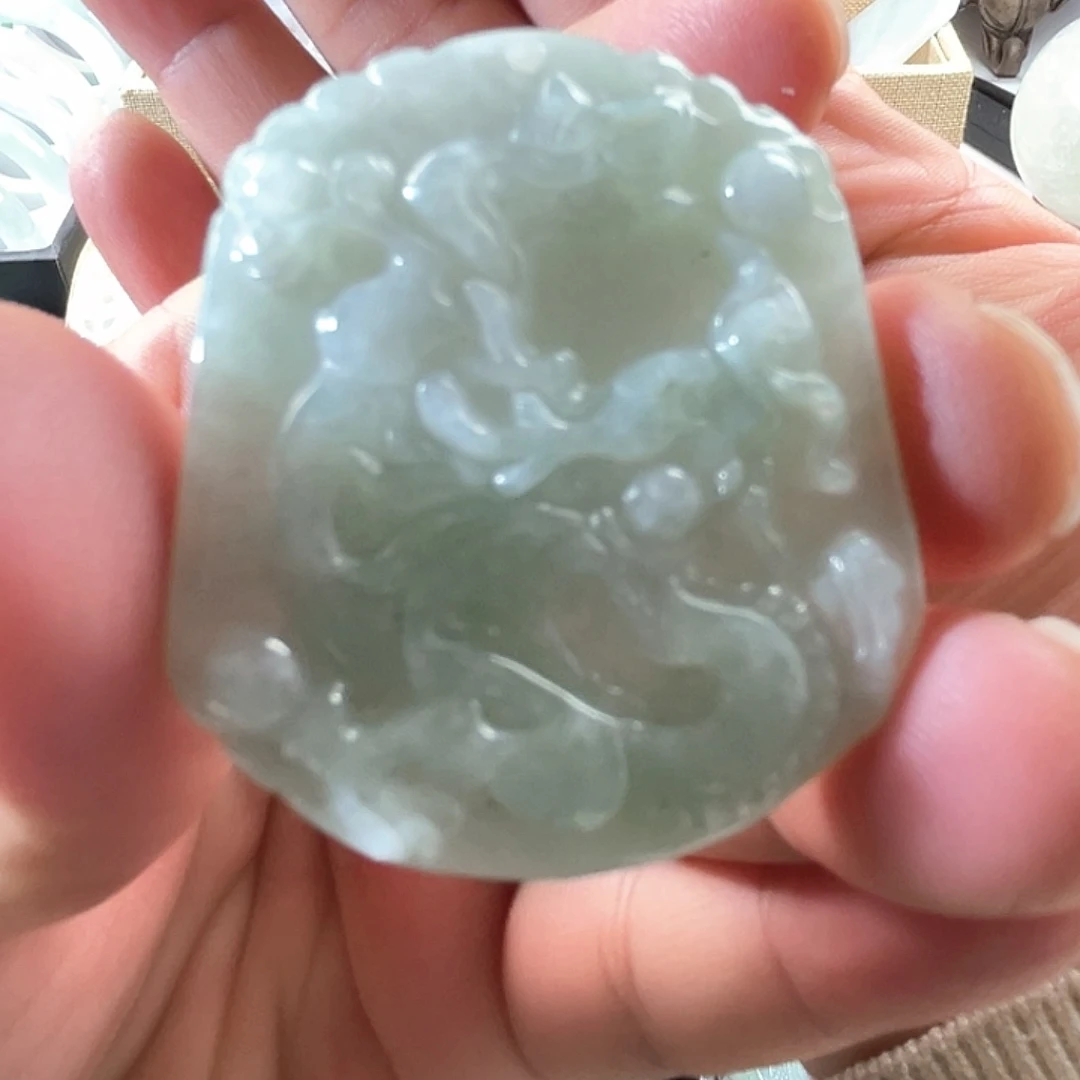 翡翠未镶嵌颈饰龙牌