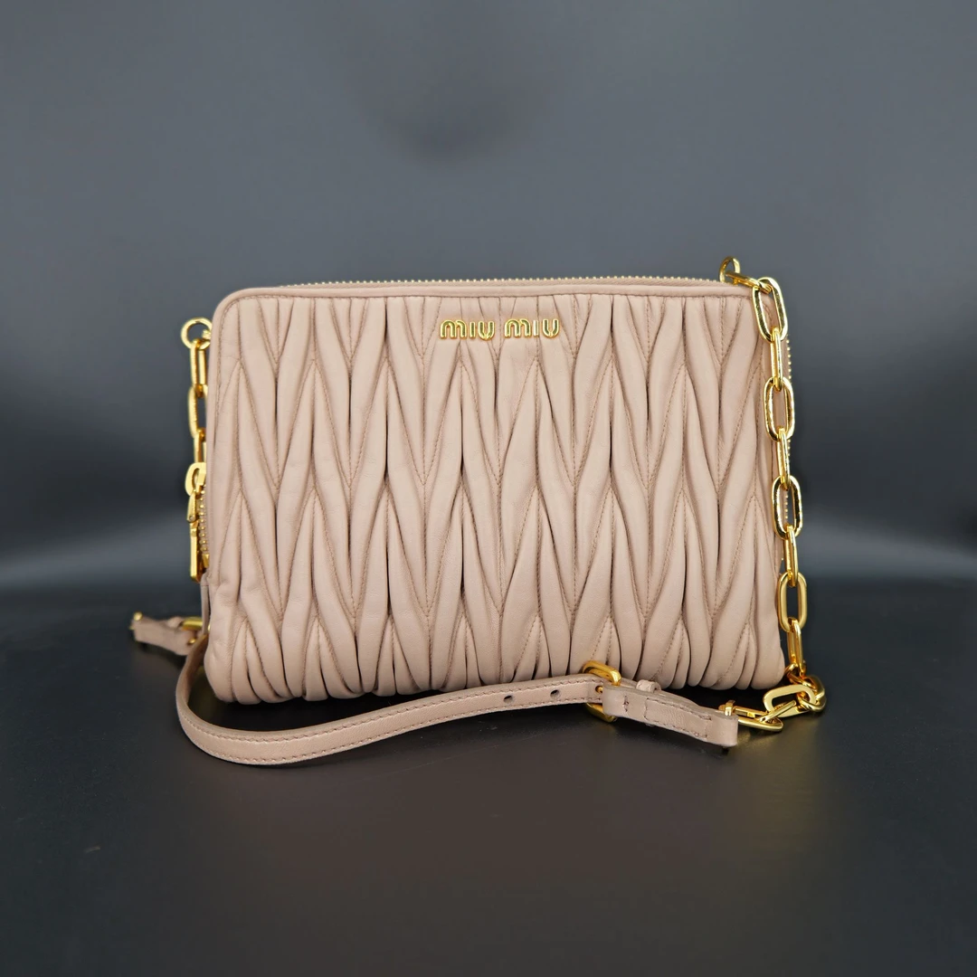 95新 MIU MIU/缪缪 Miu Miu 木槿粉金链褶皱单肩斜挎包