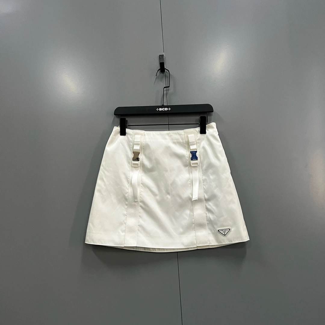 99新 Prada/普拉达 zz 白色尼龙锁扣短裙 40码/98新/611734