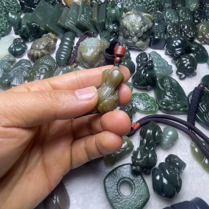 二****和田玉未镶嵌颈饰