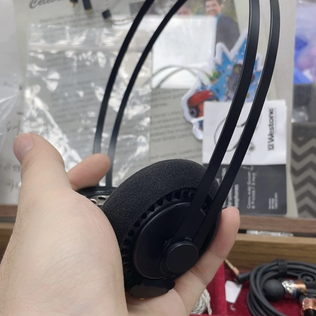 黑色复古蓝牙头戴耳机