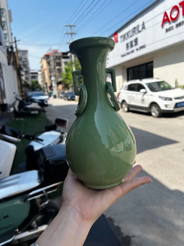 龙泉窑双耳瓶。釉色温润，胎质细腻，挂环瓶造型独特