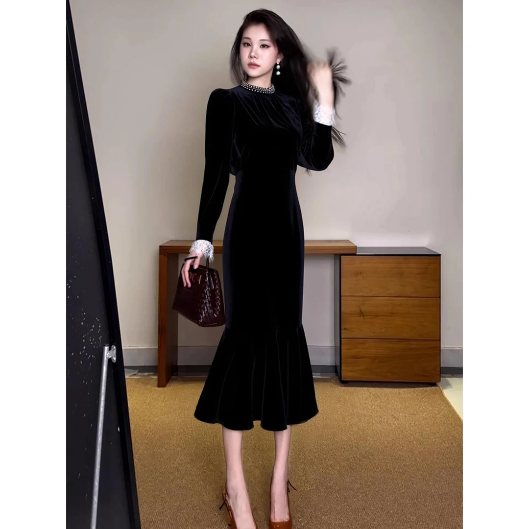 法式裙子秋冬款高级感独特轻奢赫本风黑色新款潮牌女装丝绒连衣裙