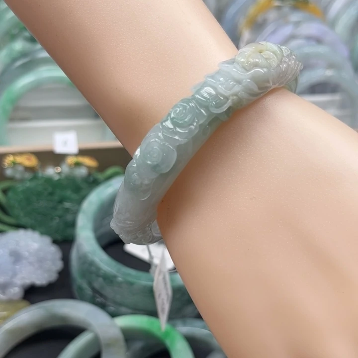 翡翠未镶嵌手镯40飘绿带黄翡牡丹花55.4