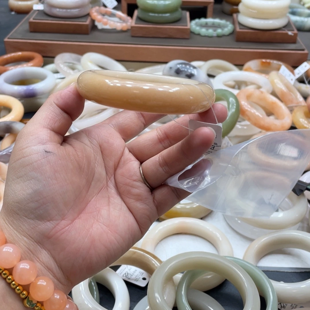 摆***D未镶嵌手镯石英质玉