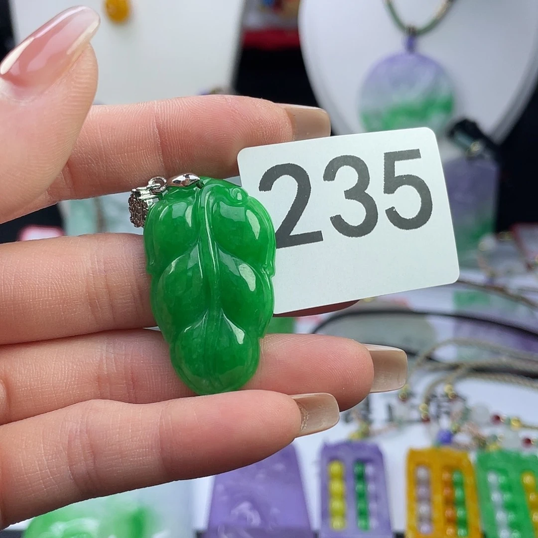 翡翠未镶嵌吊坠(赠链)
