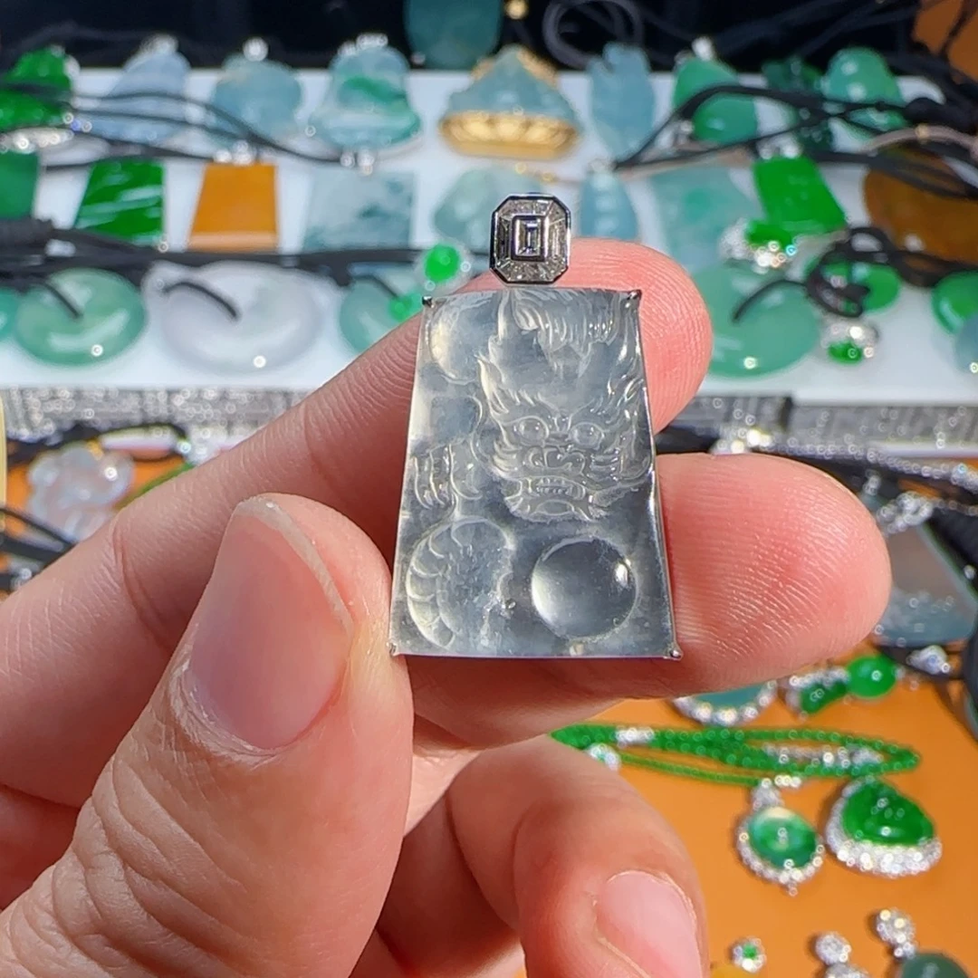 翡翠18K金镶嵌颈饰玻璃种小龙牌