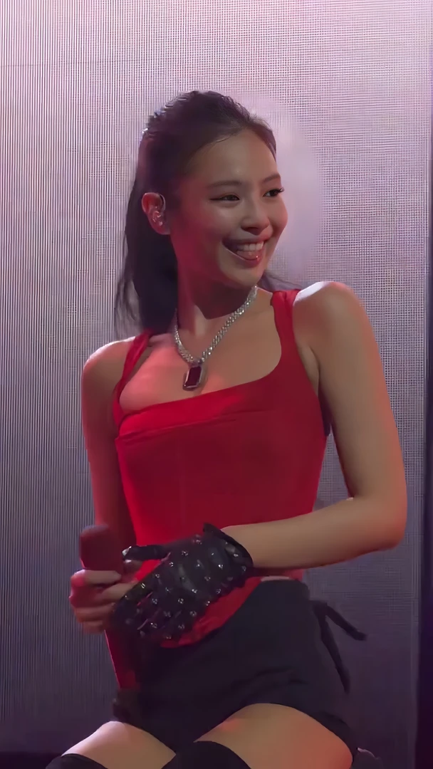 夏季新款辣妹高级感红色显白收腰不规则下摆挂脖吊带上衣/短裤