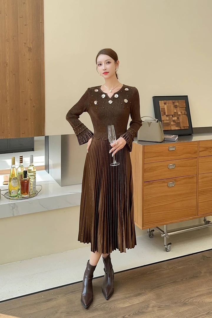 【文文家】SK319金钻绒钉珠收腰V领冬季新款压褶连衣裙